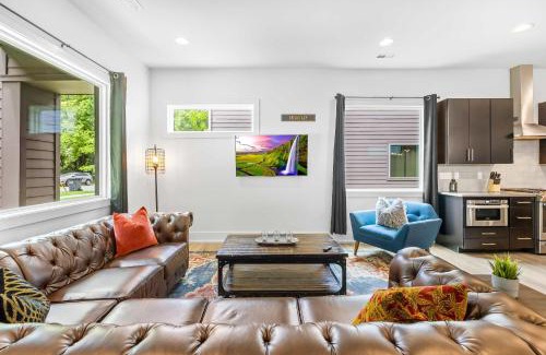 Sugar Creek House | Modern new 4BR Home near NoDa & Downtown