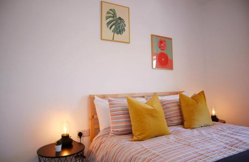 Branksome House | Modern New House - Great Location - Garden - Parking - Fast WiFi - Smart TV - Stunning 2 Bedroom House sleeps up to 4! Only 5 mins drive to Sandbanks Beach