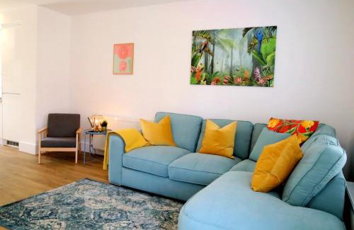 Branksome House | Modern New House - Great Location - Garden - Parking - Fast WiFi - Smart TV - Stunning 2 Bedroom House sleeps up to 4! Only 5 mins drive to Sandbanks Beach