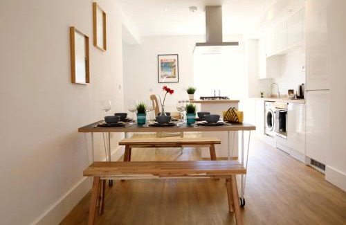 Branksome House | Modern New House - Great Location - Garden - Parking - Fast WiFi - Smart TV - Stunning 2 Bedroom House sleeps up to 4! Only 5 mins drive to Sandbanks Beach
