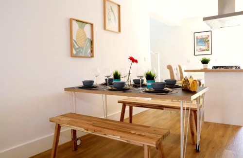 Branksome House | Modern New House - Great Location - Garden - Parking - Fast WiFi - Smart TV - Stunning 2 Bedroom House sleeps up to 4! Only 5 mins drive to Sandbanks Beach