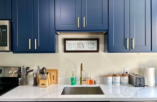 Renton House | Modern & Newly Renovated-Centrally located/King Bed/Free Parking