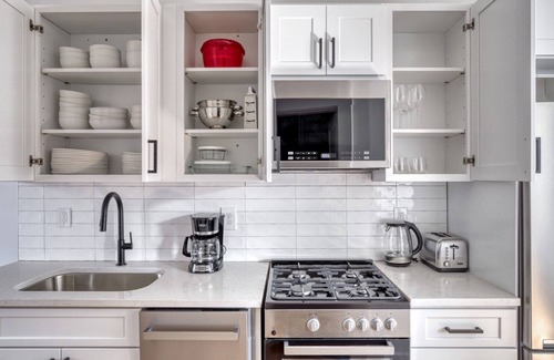 North End Apartment | Modern North End 2BR w/W/D on Salem St., near dining, by Blueground