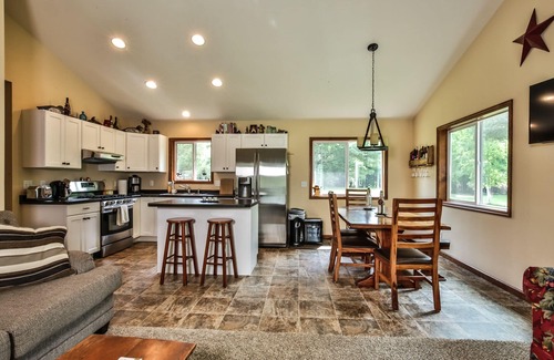 Rhinelander Cottage | Modern Northwoods Lakefront | New Cedar Barrel Sauna!