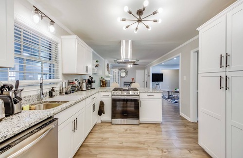 Church Street House | Modern Oasis 4-bedroom house in Jonesboro with WiFi, AC