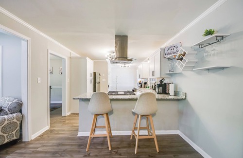 Church Street House | Modern Oasis 4-bedroom house in Jonesboro with WiFi, AC