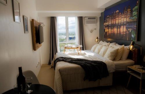 Mandurriao Apartment | Modern Oasis*Heart of City*Fast Wi-Fi/Netflix WFH