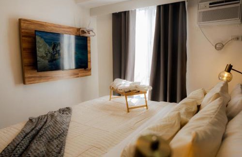 Mandurriao Apartment | Modern Oasis*Heart of City*Fast Wi-Fi/Netflix WFH