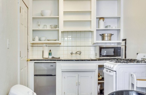 Central Oklahoma City Cottage | Modern OKC Duplex in Plaza: Steps to Shops & Bars!