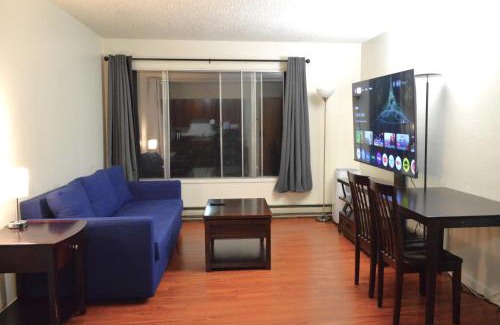 Berkeley Apartment | Modern One Bedroom Unit, Sofa Bed, Adjustable Queen Bed, 75 Inch Smart TV and Indoor Secure Parking