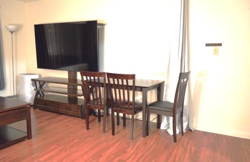 Berkeley Apartment | Modern One Bedroom Unit, Sofa Bed, Adjustable Queen Bed, 75 Inch Smart TV and Indoor Secure Parking