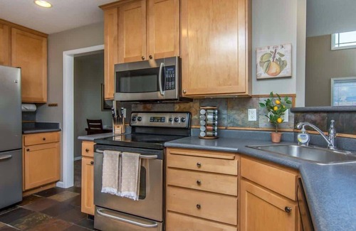 Midvale House | Modern Parkside Home! Hot Tub * XBox * Ping Pong *