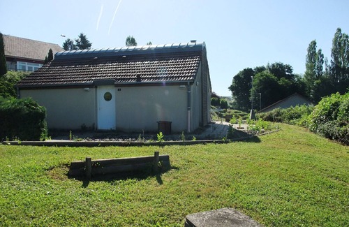 Larians-et-Munans Cottage | Modern pavilion with terrace overlooking river