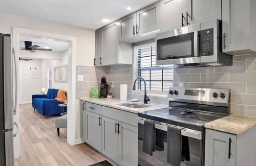 Downtown House | Modern & Peaceful 3BR Home | Near Hospitals, Shops & Downtown