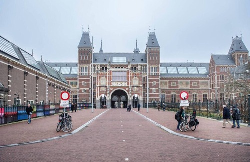 Amsterdam South Apartment | Modern Pearl Room in Peaceful Amsterdam Zuid | Walk to Forest + Free Parking