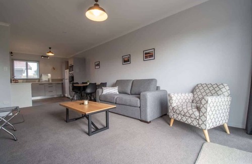 Brixton Apartment | Modern Pet-Friendly Apartment Near Airport