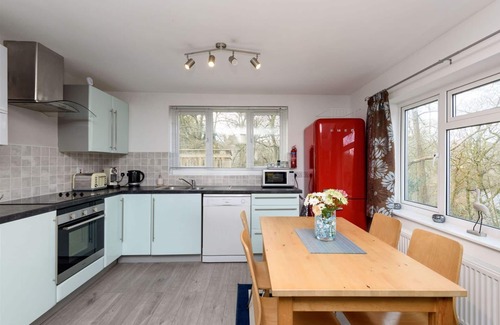 West Looe House | Modern pet friendly apartment with parking.