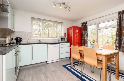 West Looe House | Modern pet friendly apartment with parking.