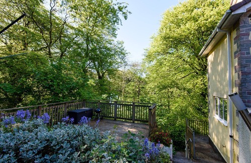 West Looe House | Modern pet friendly apartment with parking.