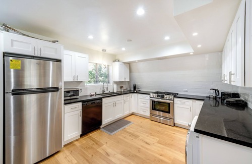 Pine Mountain Club Cabin | Modern Pine Mountain Club Cabin w/Community Pool!
