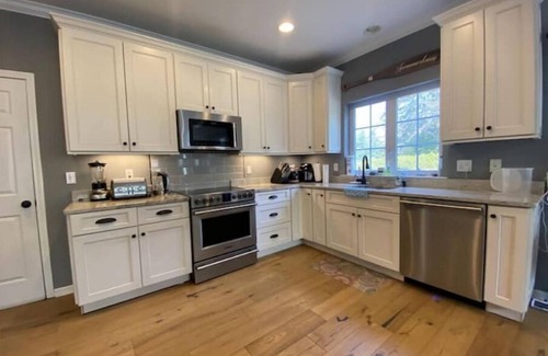 Pocono Pines House | Modern Poconos Retreat - 10.5 miles from Skiing. Spacious & family friendly