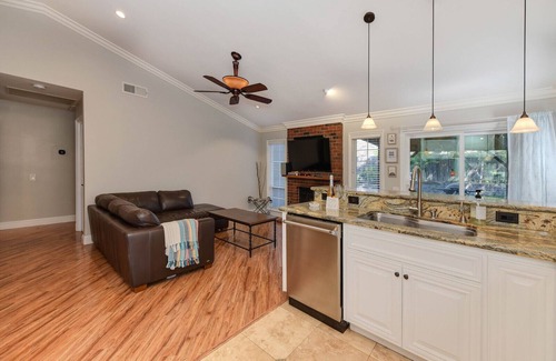 Antelope House | Modern private 3 bed/2 bath home close to freeway/shopping/dining