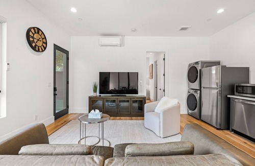 Mountain View Apartment | Modern & Private Guest House Minutes to Downtown!