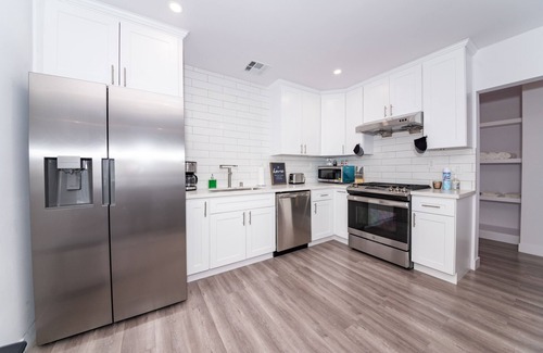 Van Nuys House | Modern & Private Los Angeles Gem | Family Friendly