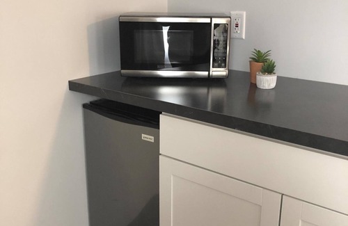 North Muskegon Apartment | Modern Private Queen Studio Near Downtown Muskegon - Room #5