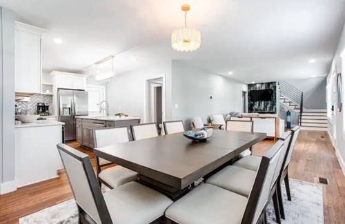 East Side House | Modern relaxing home w/movie room & massage chair