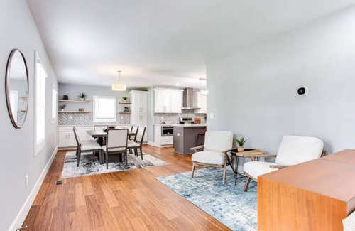 East Side House | Modern relaxing home w/movie room & massage chair