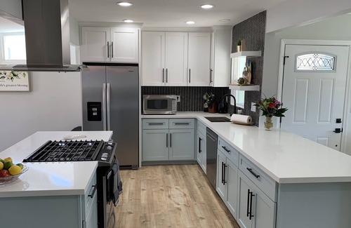 Talmadge House | Modern Renovated 4BR Estate Mins to Beach/Airport