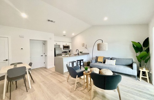 Barton Hills Condo | Modern Renovated Condo - Walk to Zilker/Barton Springs