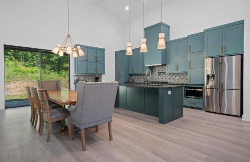 Mid America House | Modern Retreat 10 min-Oaklawn BBQ grill Pavillion Kids playground