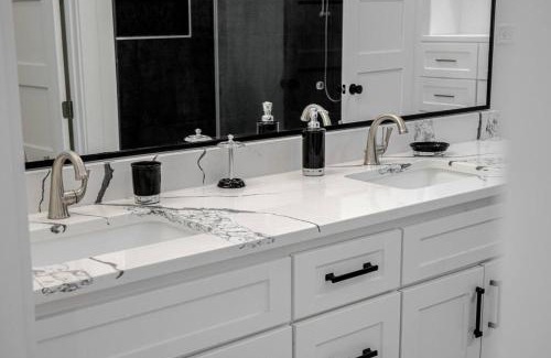 Mid America House | Modern Retreat 10 min-Oaklawn BBQ grill Pavillion Kids playground