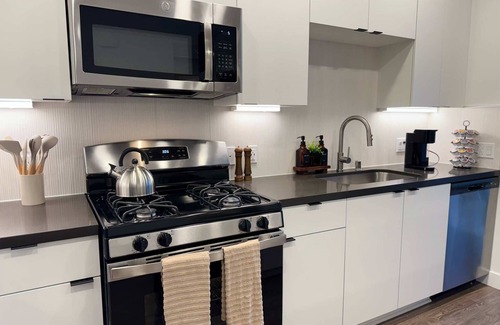 Lyon Street Apartment | Modern Retreat 10 Min from Disneyland W/Pool&Gym