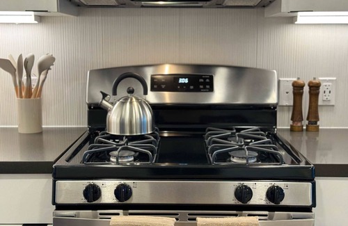 Lyon Street Apartment | Modern Retreat 10 Min from Disneyland W/Pool&Gym