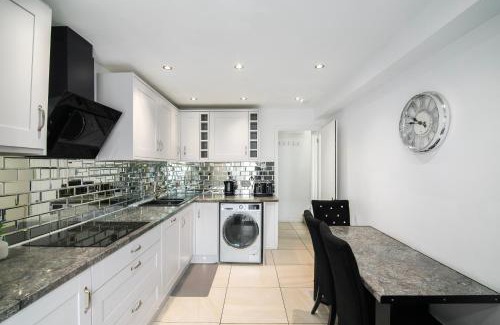 Vassall House | Modern Retreat - 3 Beds - Parking - Wifi - 15 mins to tube