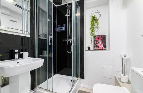 Vassall House | Modern Retreat - 3 Beds - Parking - Wifi - 15 mins to tube
