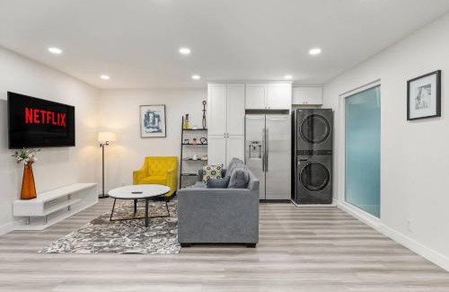 Altadena Apartment | Modern Retreat Apartment Parking w Laundry #1