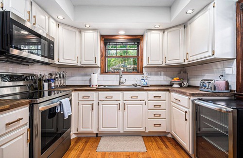 Morton Meadows House | Modern Retreat! Games, BBQ Grill, Close to Downtown!