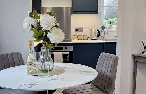 Lancaster Apartment | Modern Retreat in the Heart of Lancaster with Free Parking