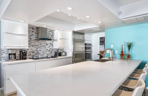 Raskin Estates House | Modern Retreat Minutes from Shopping Dining & Golf