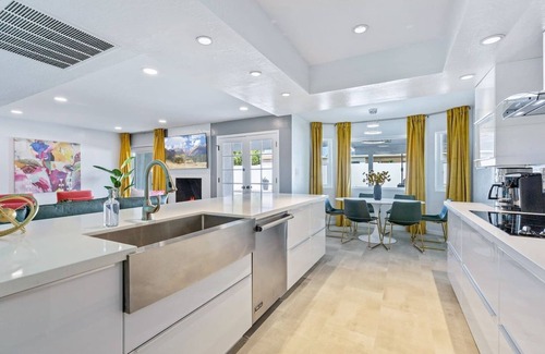 Raskin Estates House | Modern Retreat Minutes from Shopping Dining & Golf