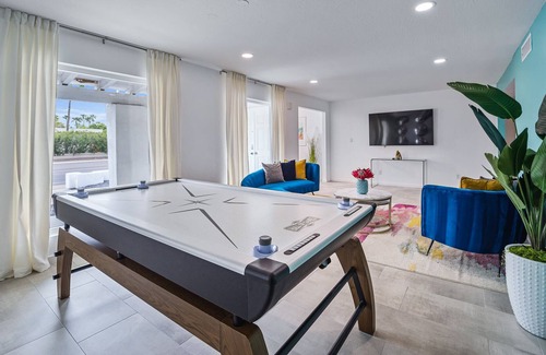 Raskin Estates House | Modern Retreat Minutes from Shopping Dining & Golf