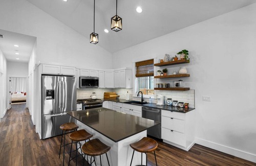 Ponderay House | ✨ Modern Retreat Near Schweitzer–Hot Tub, Fireplace, 3 King Beds ✨