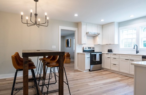 Durham House | Modern Retreat w/King Bed –3 BR Near Duke DT