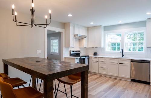Durham House | Modern Retreat w/King Bed –3 BR Near Duke DT
