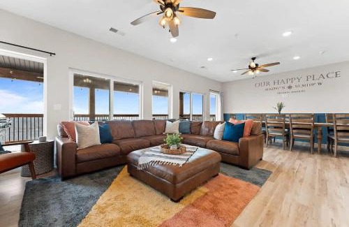 Table Rock House | Modern Retreat wHot Tub Arcade & Stunning Views