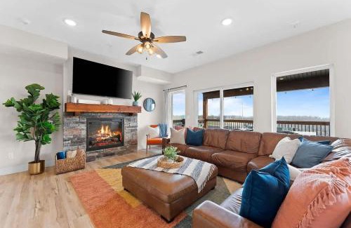 Table Rock House | Modern Retreat wHot Tub Arcade & Stunning Views